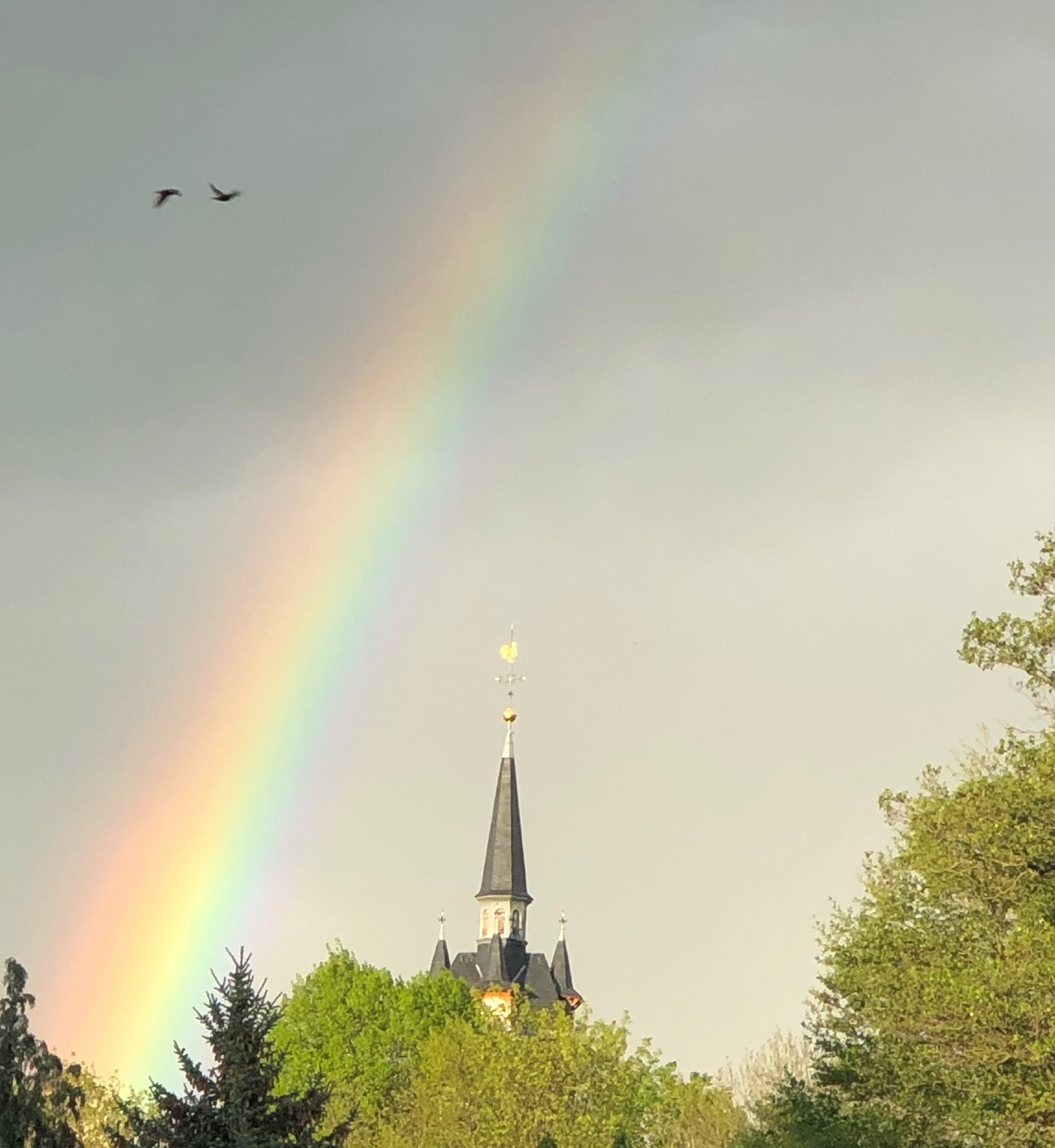 Kirchtrum Constappel mit Regenbogen 